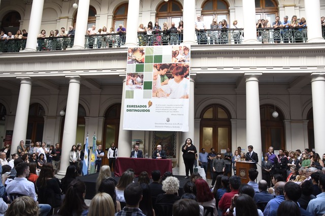 Reconocimiento a los mejores graduados de las facultades y colegios Reconocimiento a los mejores graduados de las facultades y colegios