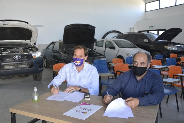 La Escuela de Oficios de la UNLP recibió motos por parte de la Municipalidad de La Plata La Escuela de Oficios de la UNLP recibió motos por parte de la Municipalidad de La Plata