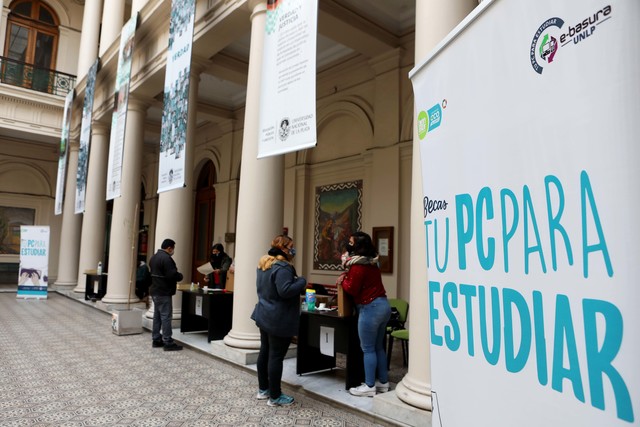 Más estudiantes de la UNLP recibieron tablets y notebooks Más estudiantes de la UNLP recibieron tablets y notebooks