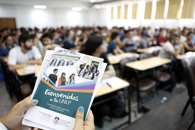 La UNLP da la bienvenida a sus ingresantes a través de una charla en los cursos introductorios La UNLP da la bienvenida a sus ingresantes a través de una charla en los cursos introductorios