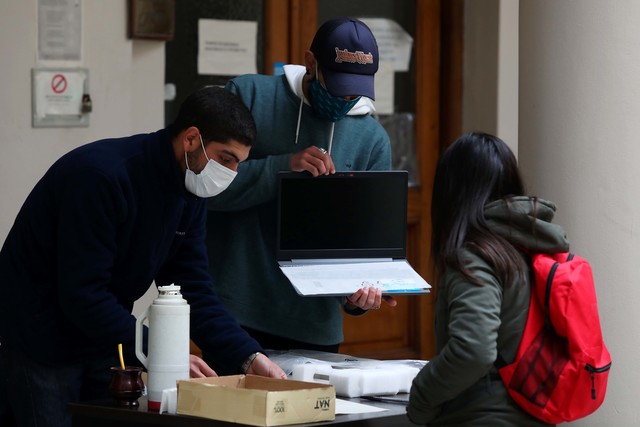 Más estudiantes de la UNLP recibieron tablets y notebooks Más estudiantes de la UNLP recibieron tablets y notebooks