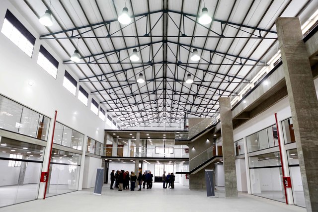El galpón abandonado se transformó en un moderno centro de innovación El galpón abandonado se transformó en un moderno centro de innovación