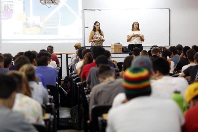 La UNLP da la bienvenida a sus ingresantes a través de una charla en los cursos introductorios La UNLP da la bienvenida a sus ingresantes a través de una charla en los cursos introductorios