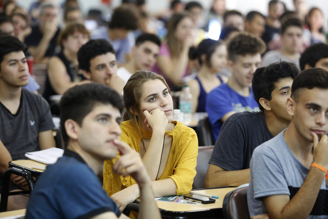La UNLP da la bienvenida a sus ingresantes a través de una charla en los cursos introductorios La UNLP da la bienvenida a sus ingresantes a través de una charla en los cursos introductorios