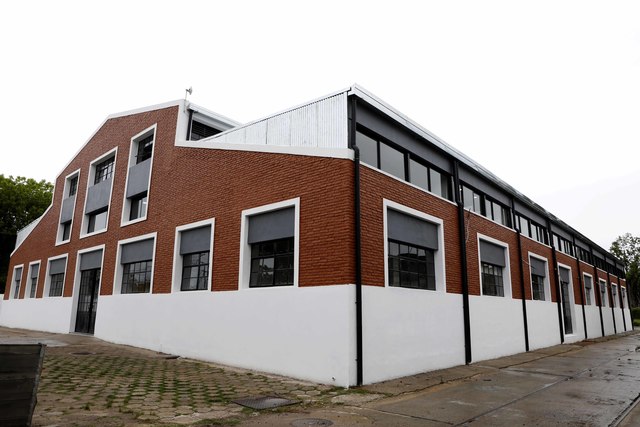 El galpón abandonado se transformó en un moderno centro de innovación El galpón abandonado se transformó en un moderno centro de innovación