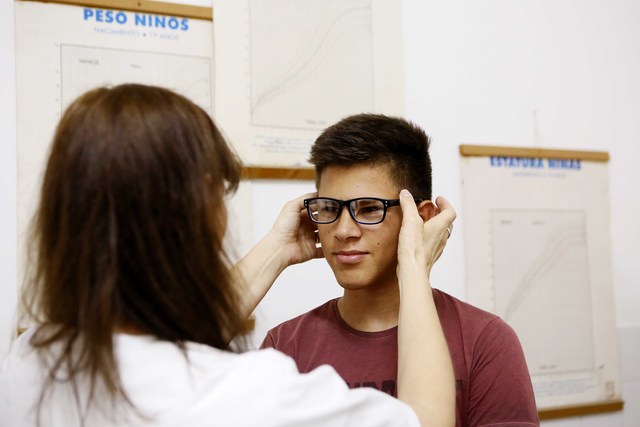Optómetras de la UNLP detectan problemas visuales en niños de la periferia platense Optómetras de la UNLP detectan problemas visuales en niños de la periferia platense