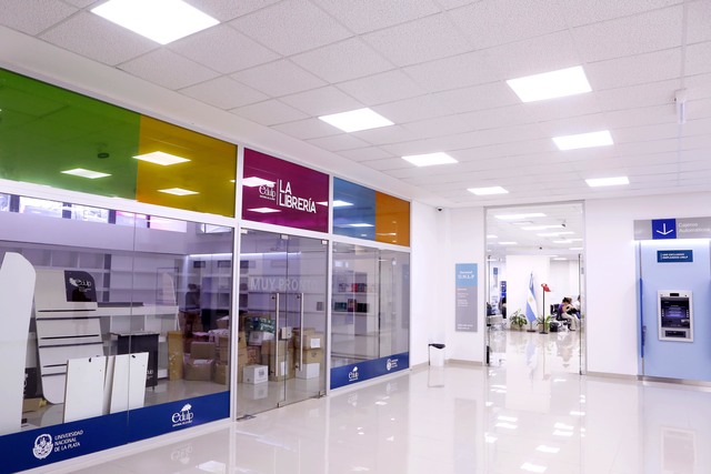 Vidriera de La Librería de Edulp, en el primer subsuelo Vidriera de La Librería de Edulp, en el primer subsuelo