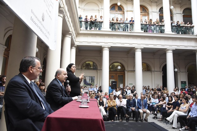 Reconocimiento a los mejores graduados de las facultades y colegios Reconocimiento a los mejores graduados de las facultades y colegios