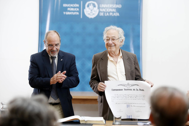 La UNLP distinguió al Maestro Roberto Ruiz por su destacada trayectoria artística La UNLP distinguió al Maestro Roberto Ruiz por su destacada trayectoria artística