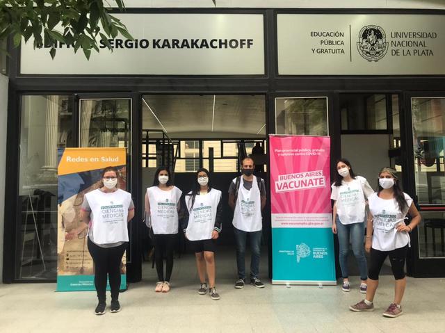 Voluntarios de la UNLP ayudan a inscribirse para acceder al Plan de Vacunación contra el COVID-19 Voluntarios de la UNLP ayudan a inscribirse para acceder al Plan de Vacunación contra el COVID-19