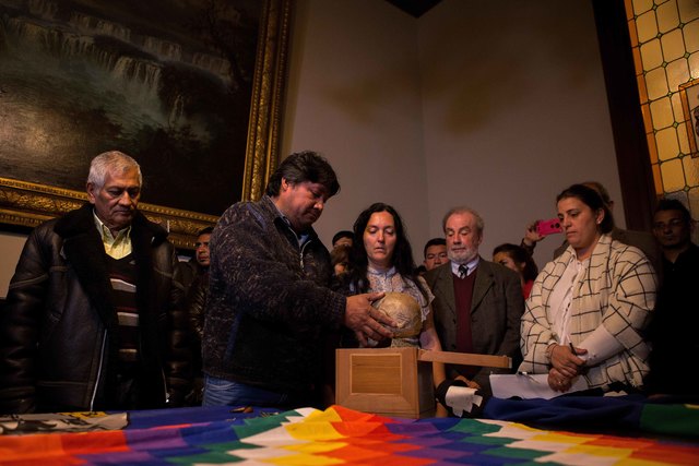 El Museo de la UNLP restituyó restos humanos al pueblo Qom El Museo de la UNLP restituyó restos humanos al pueblo Qom