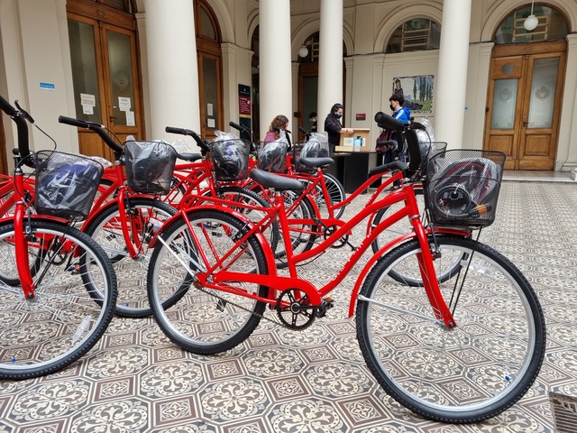 La UNLP entregó bicicletas a sus estudiantes