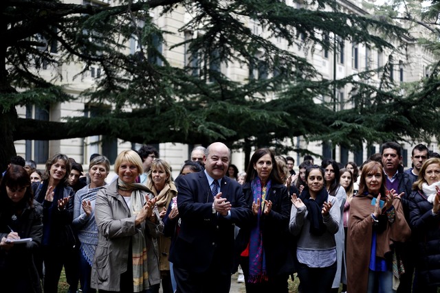 Un banco rojo contra la violencia de género en los jardines del Colegio Nacional Un banco rojo contra la violencia de género en los jardines del Colegio Nacional