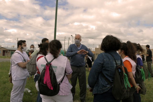La UNLP, presente en los barrios para acercar a los vecinos información sobre la campaña de vacunación La UNLP, presente en los barrios para acercar a los vecinos información sobre la campaña de vacunación