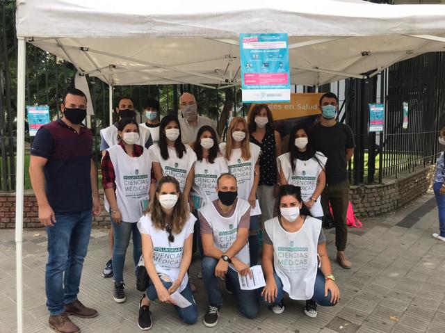 Voluntarios de la UNLP ayudan a inscribirse para acceder al Plan de Vacunación contra el COVID-19 Voluntarios de la UNLP ayudan a inscribirse para acceder al Plan de Vacunación contra el COVID-19