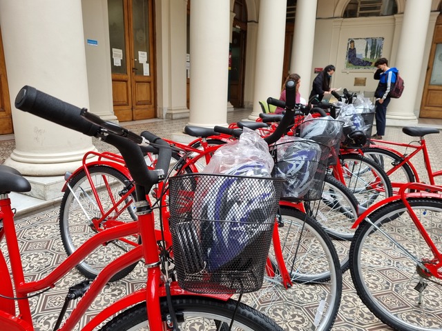La UNLP entregó bicicletas a sus estudiantes