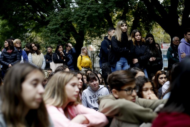 Un banco rojo contra la violencia de género en los jardines del Colegio Nacional Un banco rojo contra la violencia de género en los jardines del Colegio Nacional