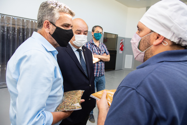El Ministro Zabaleta visitó la Planta de alimentos deshidratados de la UNLP El Ministro Zabaleta visitó la Planta de alimentos deshidratados de la UNLP