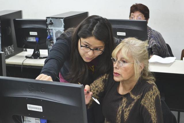 La UNLP asesora a adultos mayores sobre el uso de la banca digital y el acceso a internet La UNLP asesora a adultos mayores sobre el uso de la banca digital y el acceso a internet