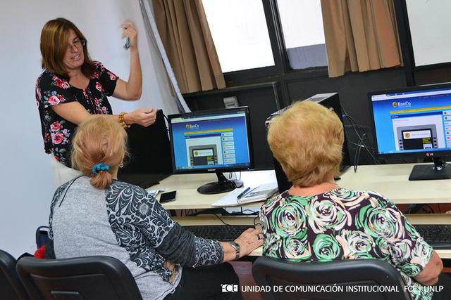 La UNLP asesora a adultos mayores sobre el uso de la banca digital y el acceso a internet La UNLP asesora a adultos mayores sobre el uso de la banca digital y el acceso a internet