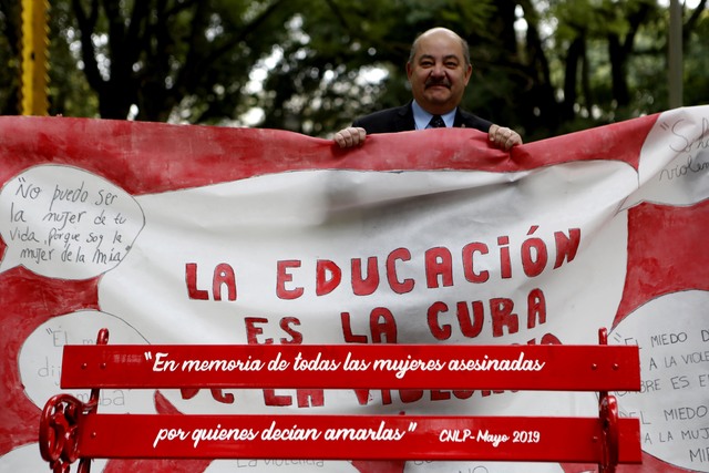 Un banco rojo contra la violencia de género en los jardines del Colegio Nacional Un banco rojo contra la violencia de género en los jardines del Colegio Nacional