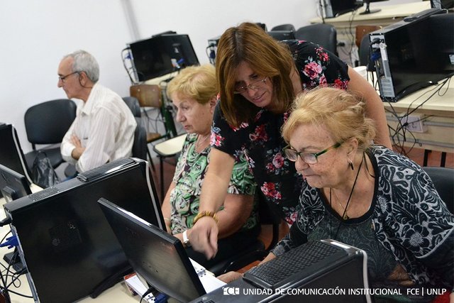 La UNLP asesora a adultos mayores sobre el uso de la banca digital y el acceso a internet La UNLP asesora a adultos mayores sobre el uso de la banca digital y el acceso a internet