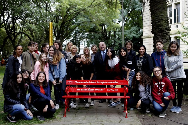 Un banco rojo contra la violencia de género en los jardines del Colegio Nacional Un banco rojo contra la violencia de género en los jardines del Colegio Nacional
