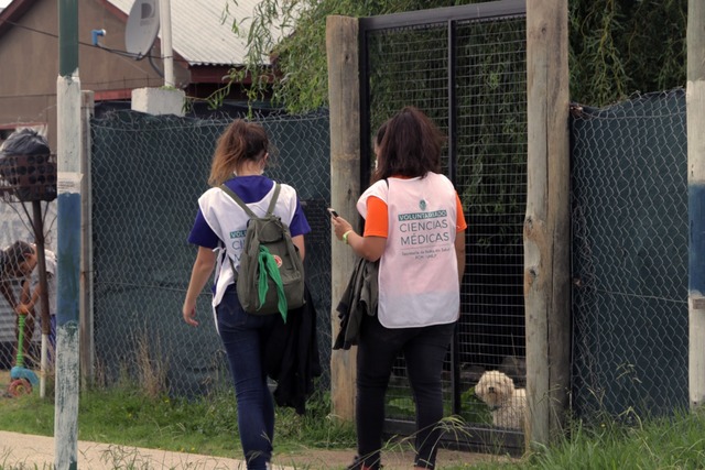 La UNLP, presente en los barrios para acercar a los vecinos información sobre la campaña de vacunación La UNLP, presente en los barrios para acercar a los vecinos información sobre la campaña de vacunación