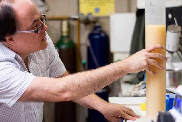 Con la ayuda de microorganismos antárticos buscan eliminar colorantes vertidos en los arroyos Con la ayuda de microorganismos antárticos buscan eliminar colorantes vertidos en los arroyos