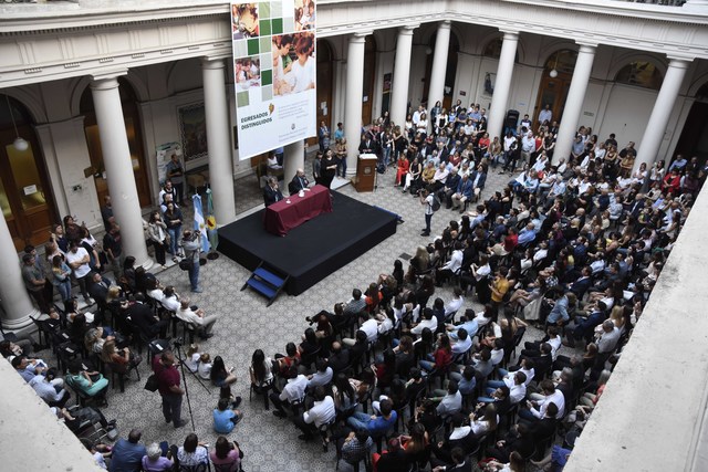 Reconocimiento a los mejores graduados de las facultades y colegios Reconocimiento a los mejores graduados de las facultades y colegios