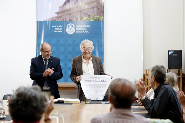 La UNLP distinguió al Maestro Roberto Ruiz por su destacada trayectoria artística La UNLP distinguió al Maestro Roberto Ruiz por su destacada trayectoria artística