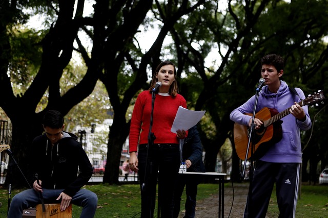 Un banco rojo contra la violencia de género en los jardines del Colegio Nacional Un banco rojo contra la violencia de género en los jardines del Colegio Nacional