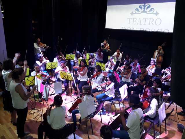 Del barrio a la virtualidad, los chicos de la Orquesta Escuela de la UNLP siguen sonando Del barrio a la virtualidad, los chicos de la Orquesta Escuela de la UNLP siguen sonando