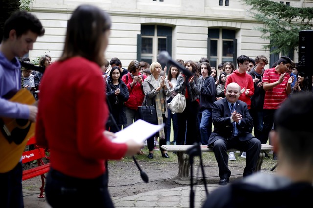Un banco rojo contra la violencia de género en los jardines del Colegio Nacional Un banco rojo contra la violencia de género en los jardines del Colegio Nacional