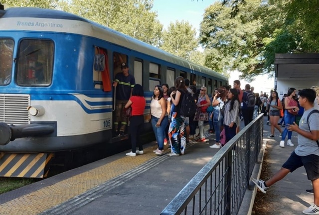 Tren Universitario (imagen Sec de Planeamiento, Obras y Servicios UNLP) Tren Universitario (imagen Sec de Planeamiento, Obras y Servicios UNLP)