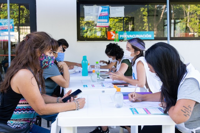 Tauber visitó el vacunatorio que funciona en la sede del Comedor Universitario Tauber visitó el vacunatorio que funciona en la sede del Comedor Universitario