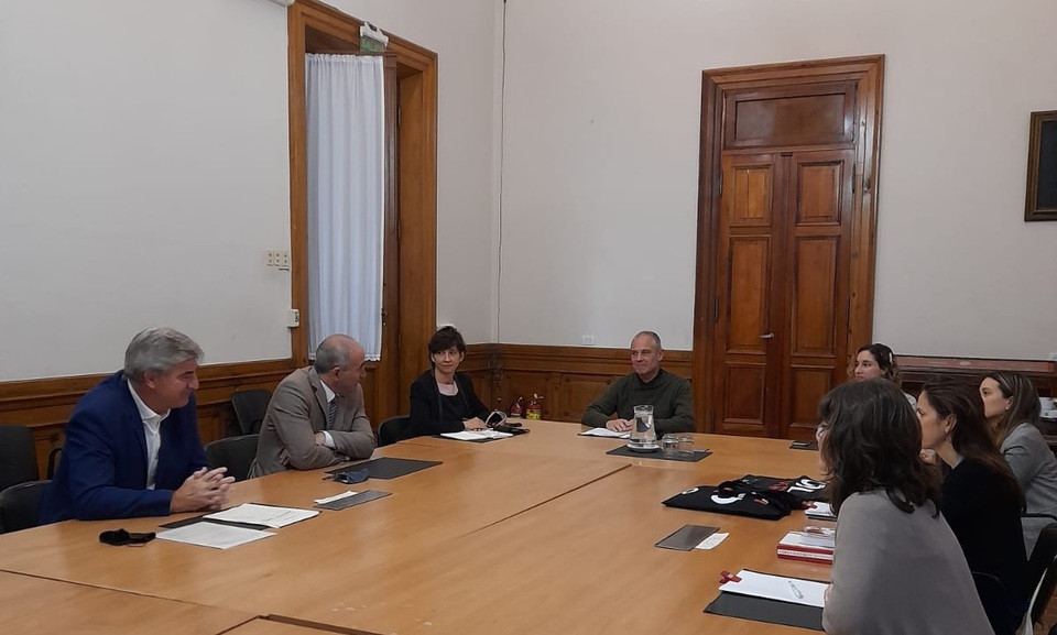 Visita de funcionarias de la Universidad de Granada a la UNLP