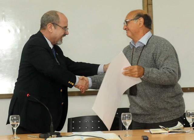 Portelli recibió su diploma de manos del presidente Perdomo Portelli recibió su diploma de manos del presidente Perdomo