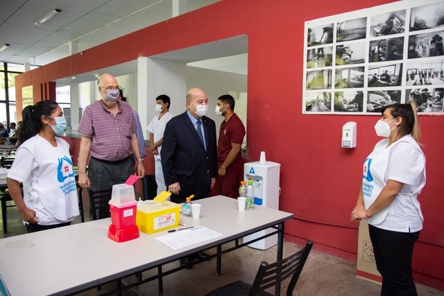 Tauber visitó el vacunatorio que funciona en la sede del Comedor Universitario Tauber visitó el vacunatorio que funciona en la sede del Comedor Universitario