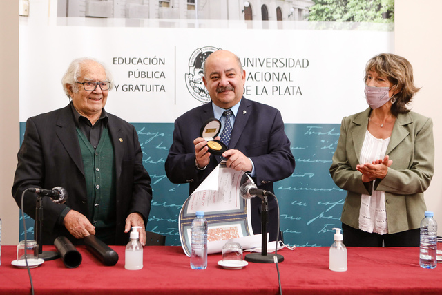 La UNLP recibió la visita de Adolfo Pérez Esquivel, Premio Nobel de la Paz y Doctor Honoris Causa
La UNLP recibió la visita de Adolfo Pérez Esquivel, Premio Nobel de la Paz y Doctor Honoris Causa