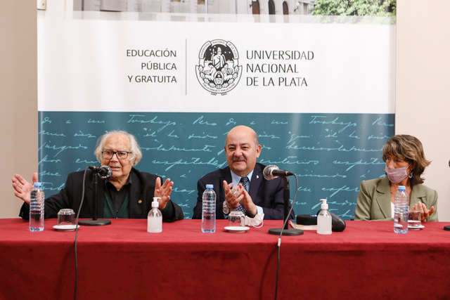 La UNLP recibió la visita de Adolfo Pérez Esquivel, Premio Nobel de la Paz y Doctor Honoris Causa
La UNLP recibió la visita de Adolfo Pérez Esquivel, Premio Nobel de la Paz y Doctor Honoris Causa