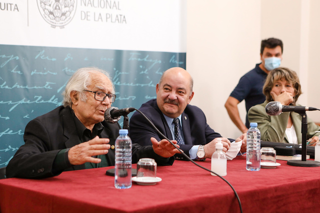 La UNLP recibió la visita de Adolfo Pérez Esquivel, Premio Nobel de la Paz y Doctor Honoris Causa
La UNLP recibió la visita de Adolfo Pérez Esquivel, Premio Nobel de la Paz y Doctor Honoris Causa