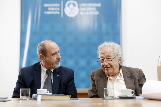 La UNLP distinguió al Maestro Roberto Ruiz por su destacada trayectoria artística La UNLP distinguió al Maestro Roberto Ruiz por su destacada trayectoria artística