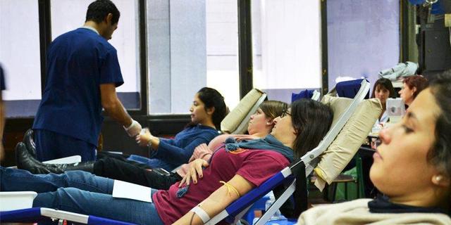Alumnos Donando Sangre Alumnos Donando Sangre