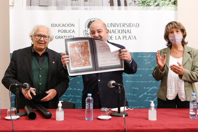 La UNLP recibió la visita de Adolfo Pérez Esquivel, Premio Nobel de la Paz y Doctor Honoris Causa
La UNLP recibió la visita de Adolfo Pérez Esquivel, Premio Nobel de la Paz y Doctor Honoris Causa