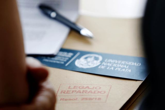 La UNLP entregó legajos reparados de víctimas del terrorismo del Estado La UNLP entregó legajos reparados de víctimas del terrorismo del Estado