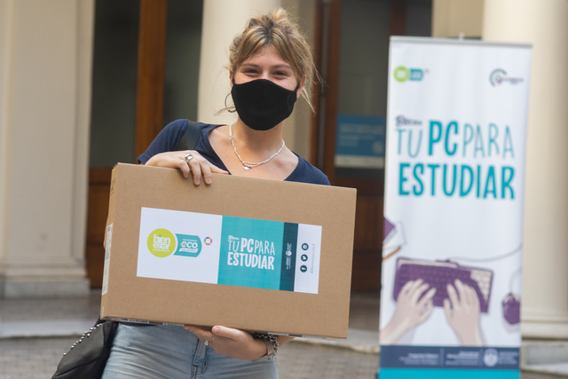La UNLP hizo una nueva entrega de tablets y notebooks