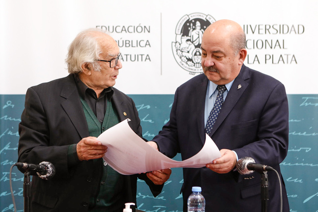 La UNLP recibió la visita de Adolfo Pérez Esquivel, Premio Nobel de la Paz y Doctor Honoris Causa
La UNLP recibió la visita de Adolfo Pérez Esquivel, Premio Nobel de la Paz y Doctor Honoris Causa