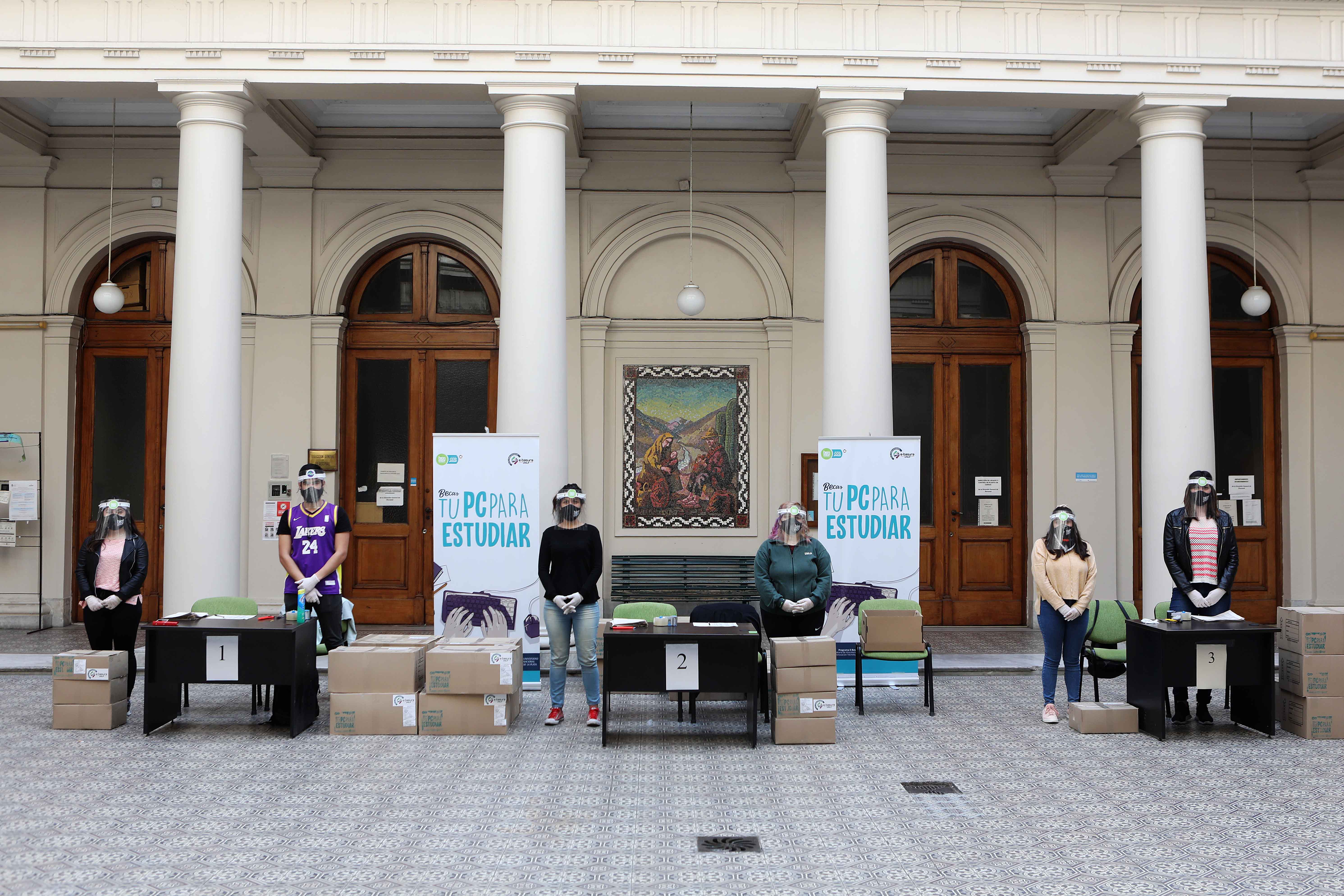 Se realizó una nueva entrega gratuita de computadoras para estudiantes de la UNLP Se realizó una nueva entrega gratuita de computadoras para estudiantes de la UNLP