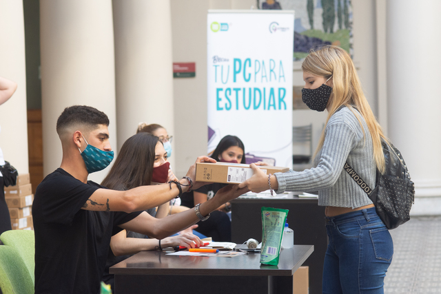 La UNLP hizo una nueva entrega de tablets y notebooks La UNLP hizo una nueva entrega de tablets y notebooks